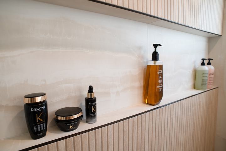 Close view of the niche shelf against onyx-look porcelain tile