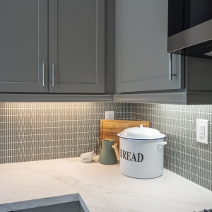 Undercabinet lighting over Vadara Sterling quartz